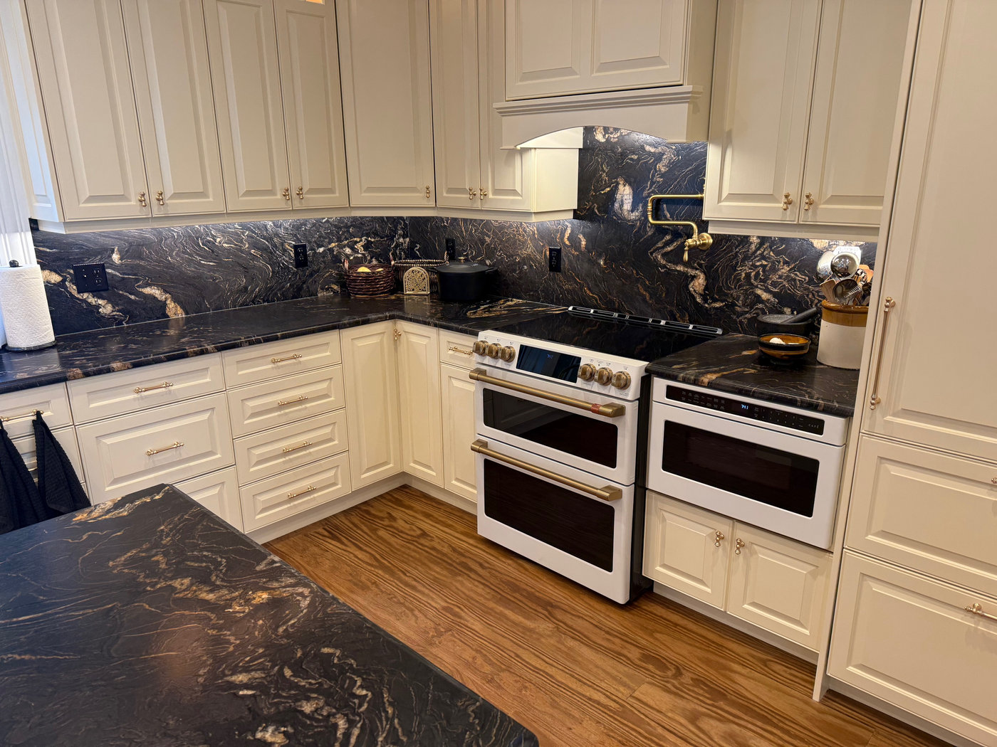 Black and gold granite kitchen with a full-height matching backsplash
